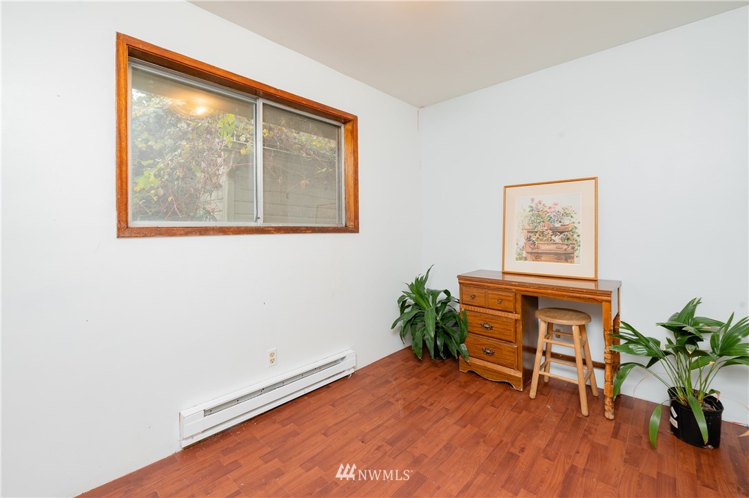 9641 Delta Line Road Blaine, WA 98230 - Photo 13 of 26 a workspace with furniture and a window