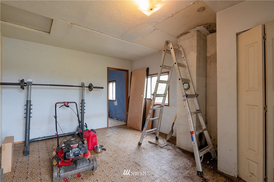 9641 Delta Line Road Blaine, WA 98230 - Photo 18 of 26 a view of a room with gym equipment