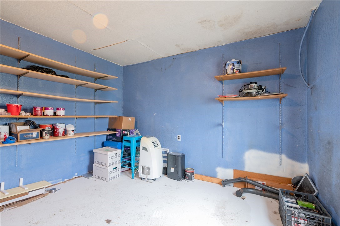 9641 Delta Line Road Blaine, WA 98230 - Photo 19 of 26 a room with furniture and a book shelf