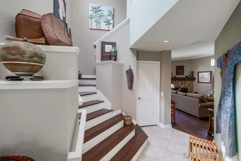 930 Gardena Road Encinitas, CA 92024 - Photo 17 of 40 a view of hallway with furniture and entryway