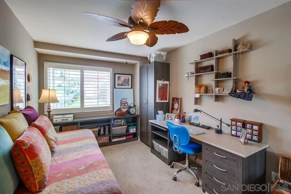 930 Gardena Road Encinitas, CA 92024 - Photo 32 of 40 a workspace with furniture