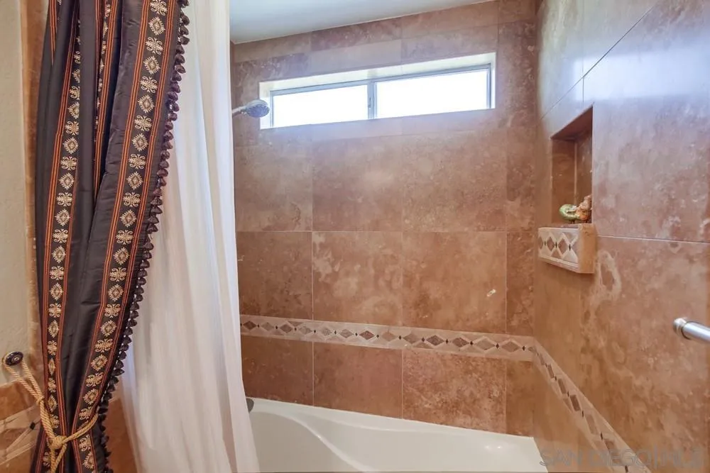 930 Gardena Road Encinitas, CA 92024 - Photo 35 of 40 a bathroom with a bathtub