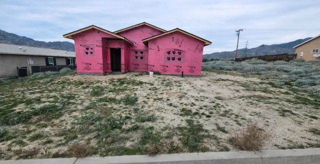 a view of a house with a yard