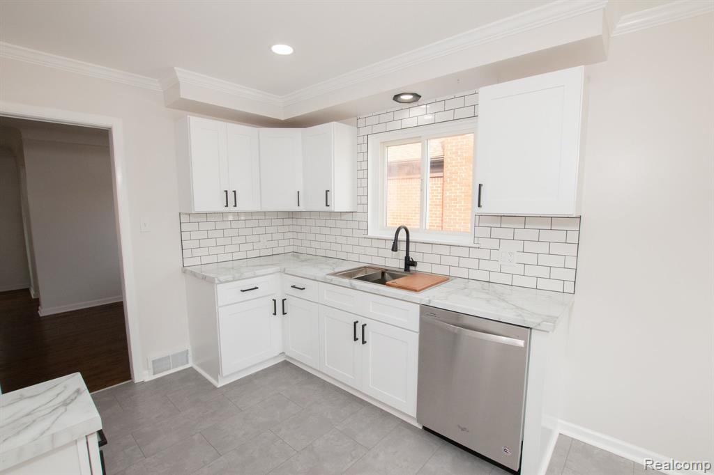 24684 Ridgecroft Avenue Eastpointe, MI 48021 - Photo 10 of 62
