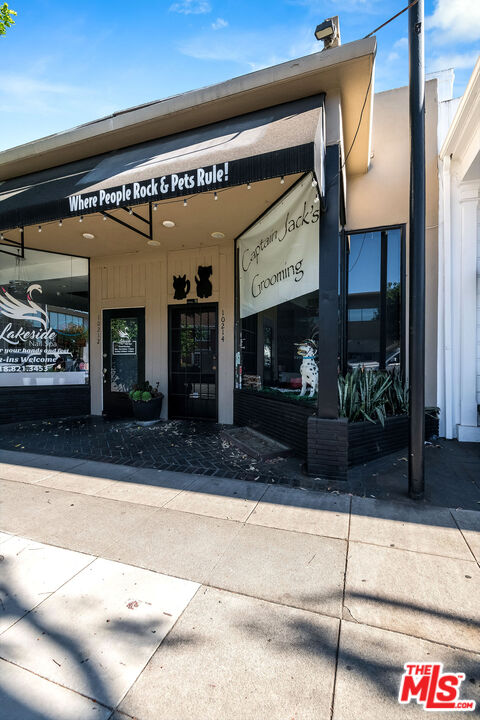 10216 Riverside Drive Toluca Lake, CA 91602 - Photo 12 of 22 a view of a building with a potted plant