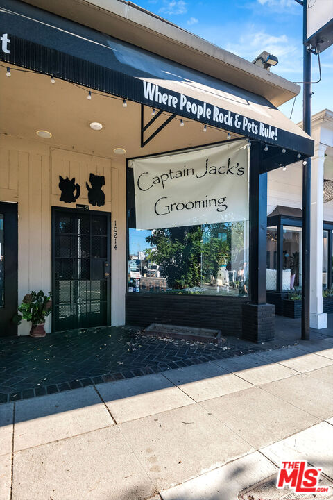 10216 Riverside Drive Toluca Lake, CA 91602 - Photo 13 of 22 a view of a shop with a flat screen tv