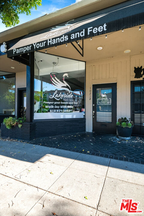 10216 Riverside Drive Toluca Lake, CA 91602 - Photo 14 of 22 a view of entrance gate of building