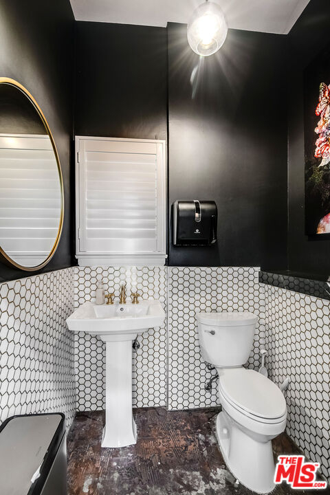 10216 Riverside Drive Toluca Lake, CA 91602 - Photo 10 of 22 a bathroom with a sink toilet and mirror