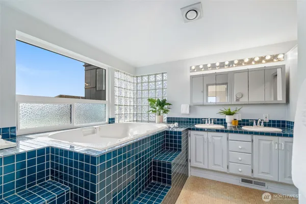 $1,785,000 | 555 Galer Street, Seattle, WA 98109