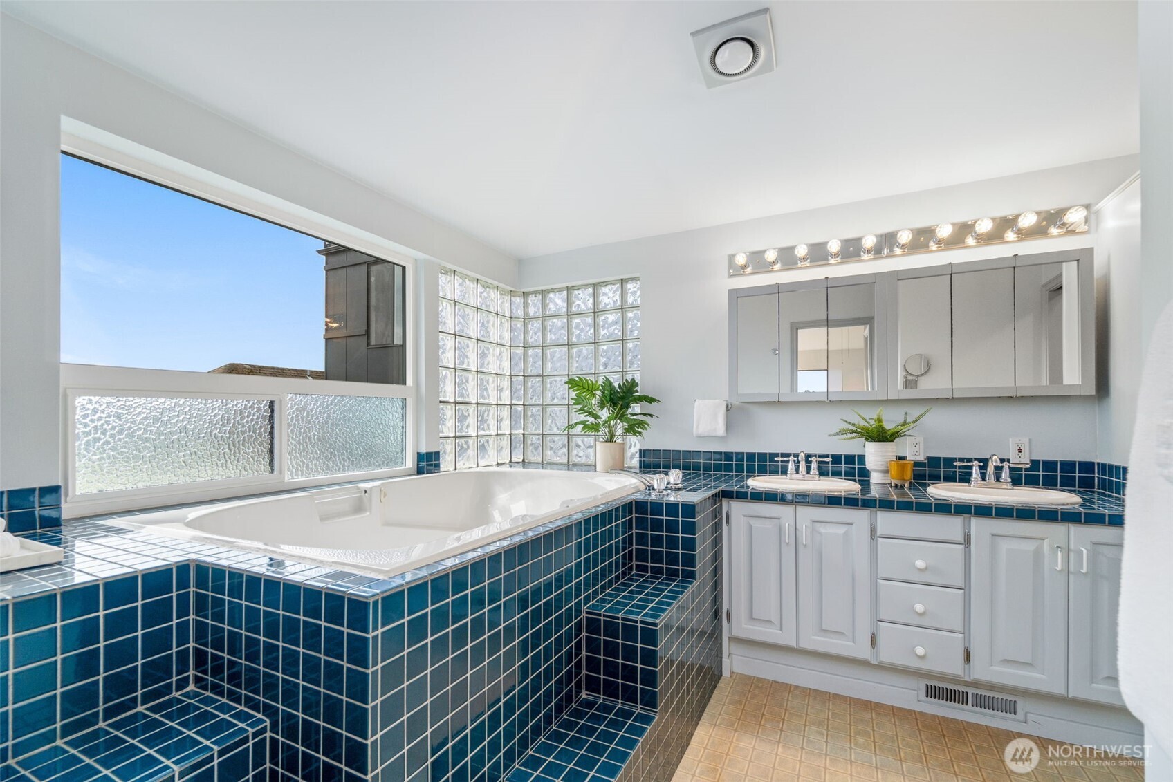 555 Galer Street Seattle, WA 98109 - Photo 23 of 40