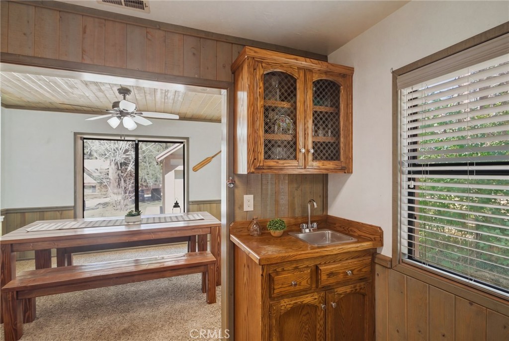 39169 Robin Road Big Bear Lake, CA 92315 - Photo 14 of 50 Wet bar