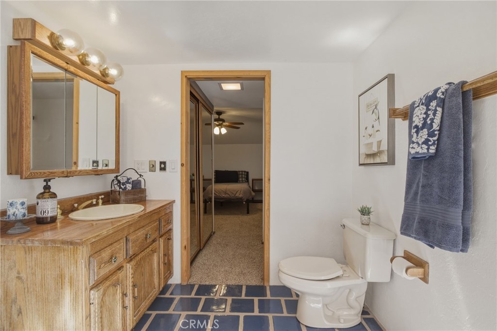 39169 Robin Road Big Bear Lake, CA 92315 - Photo 23 of 50 Upstairs bathroom