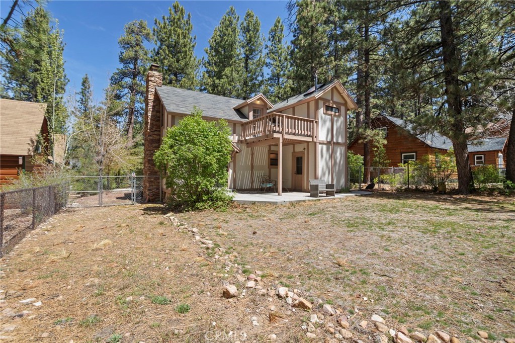 39169 Robin Road Big Bear Lake, CA 92315 - Photo 30 of 50 RV/boat gate and parking