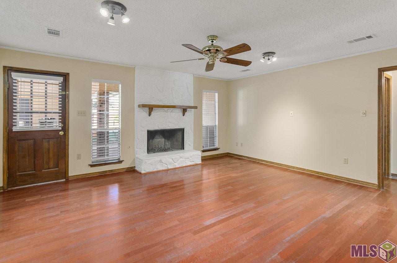 40234 La Rochelle Road Prairieville, LA 70769 - Photo 6 of 14 Wide Open Living Room