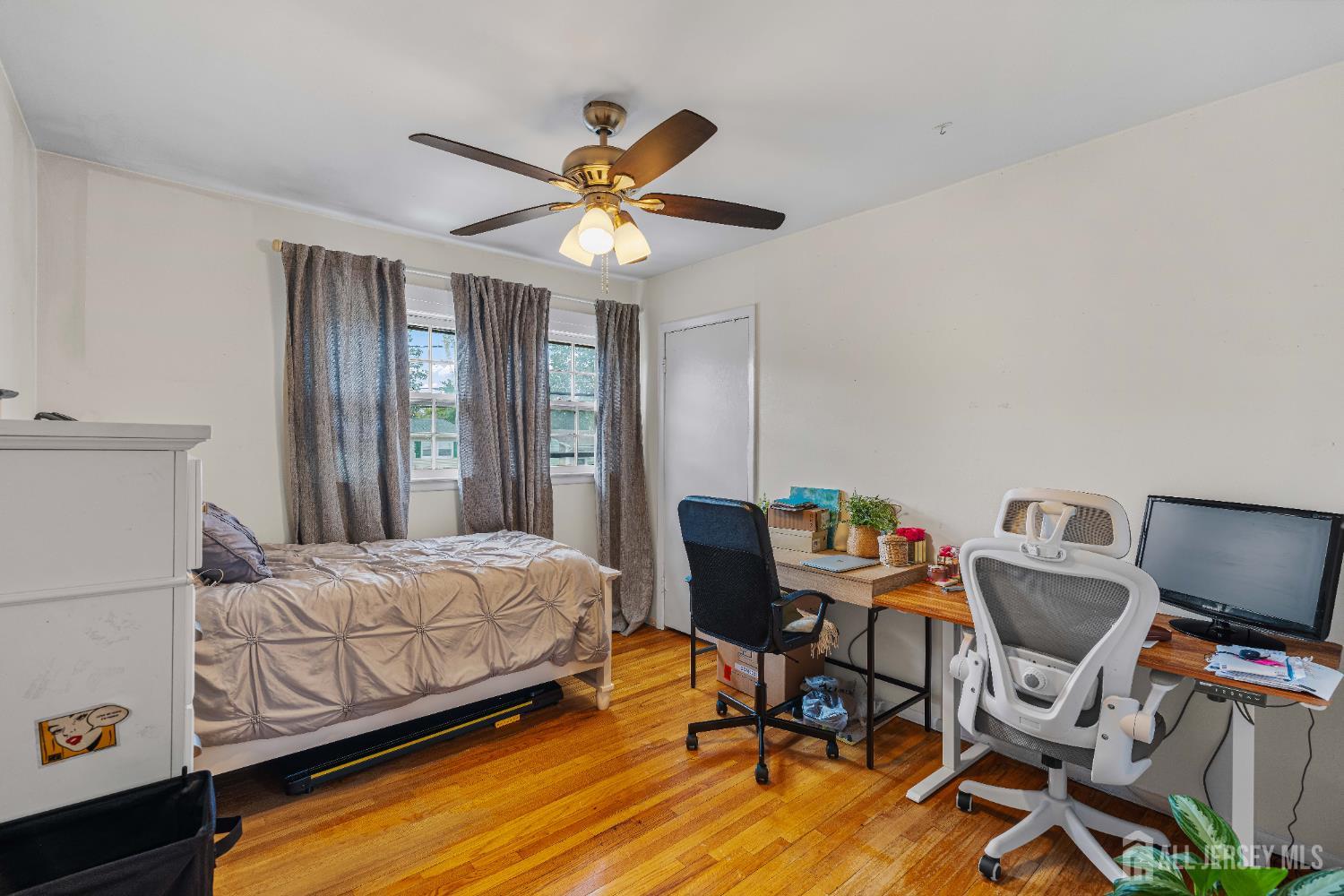 62 Harmon Road Edison, NJ 08837 - Photo 23 of 30 a bedroom with a workspace