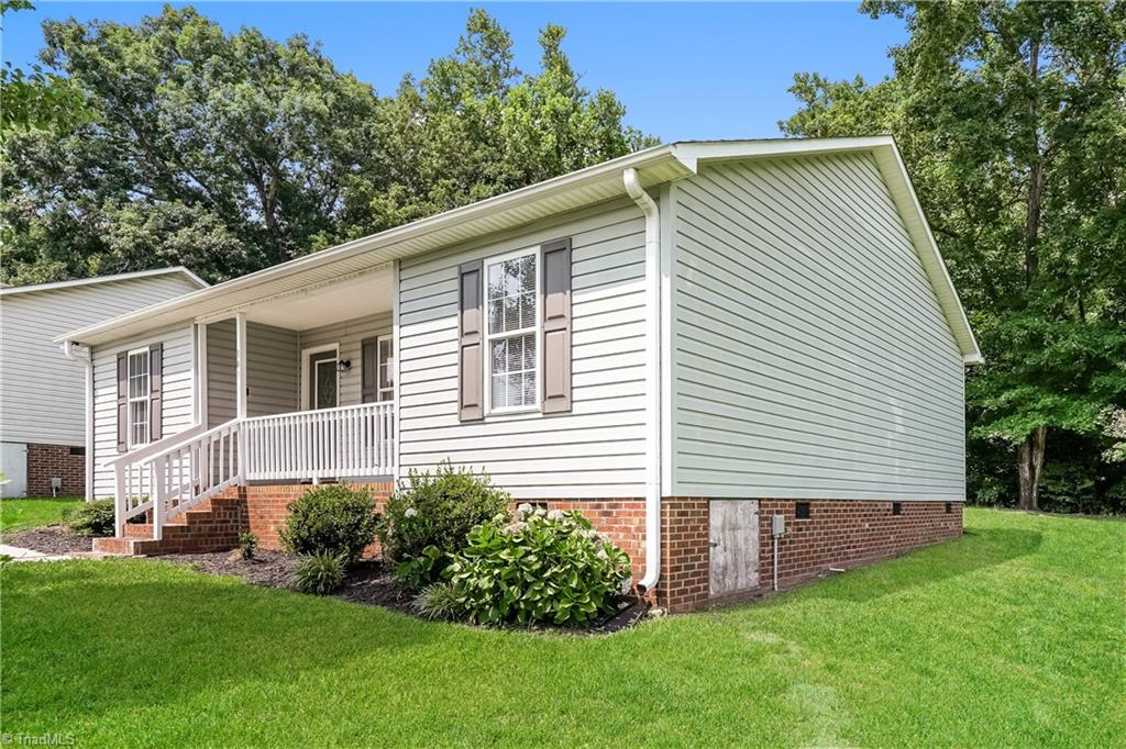 107 Layton Way Thomasville, NC 27360 - Photo 2 of 16