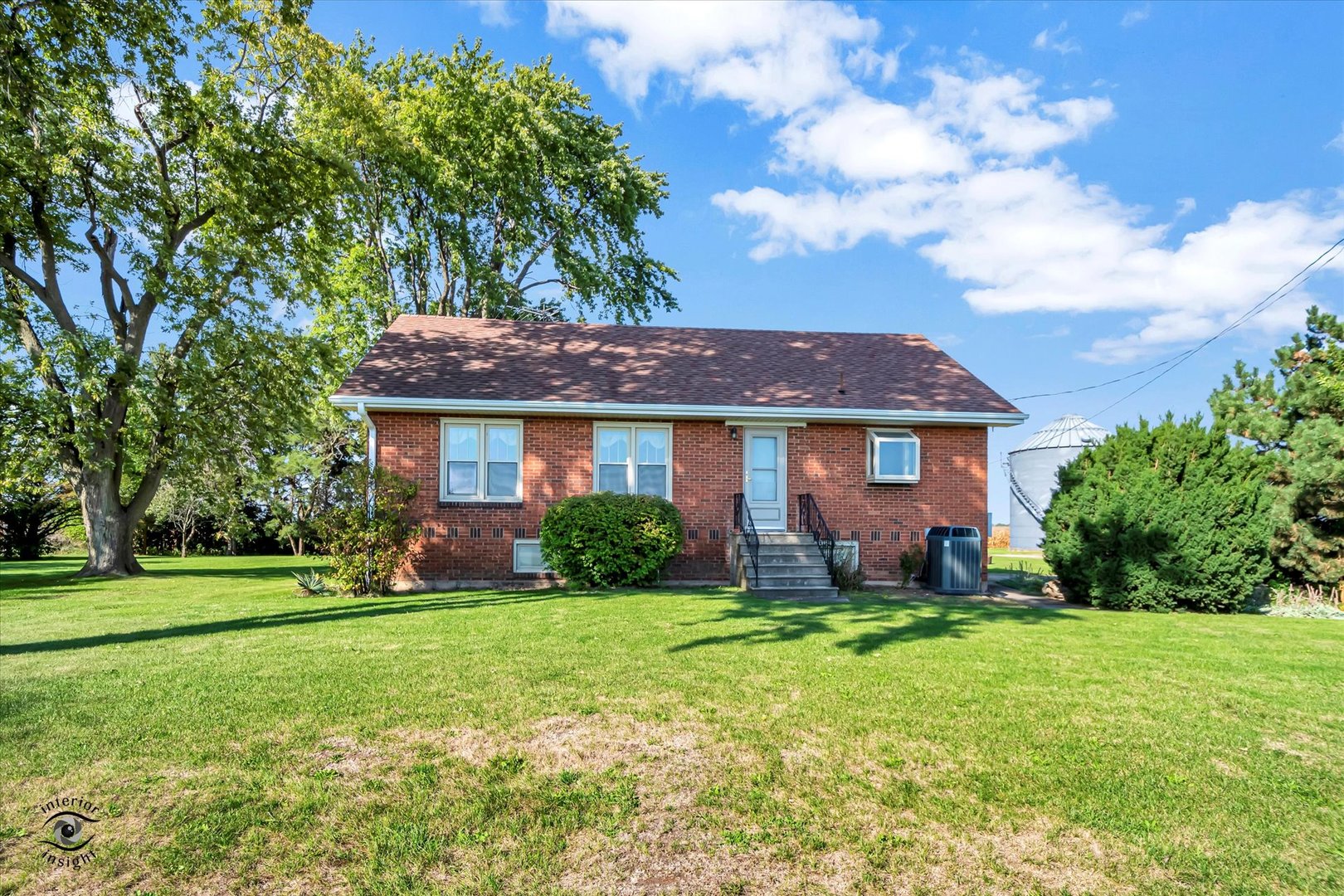 16615 West 2000N Road Reddick, IL 60961 - Photo 1 of 21 a view of a yard in front of a house with plants and large tree
