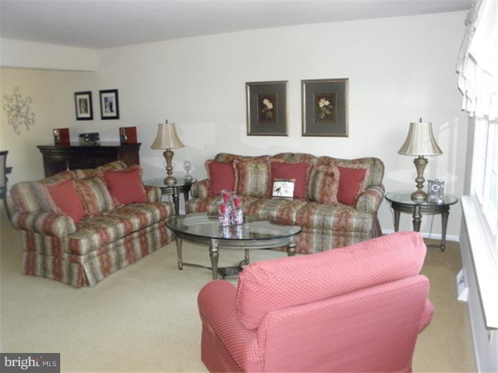 15 Sunset Road Burlington, NJ 08016 - Photo 2 of 24 Living Room