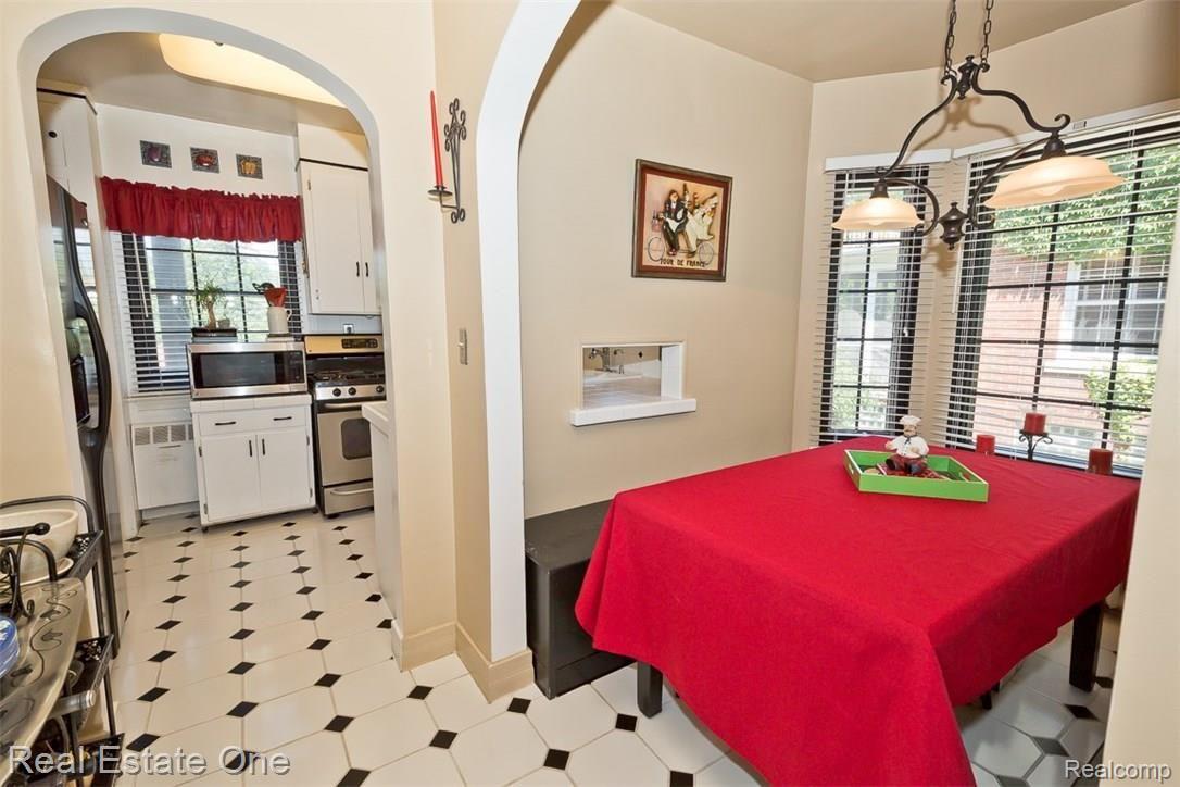 112 Cherokee Road Pontiac, MI 48341 - Photo 22 of 48 Charming dining nook w/pass-through!