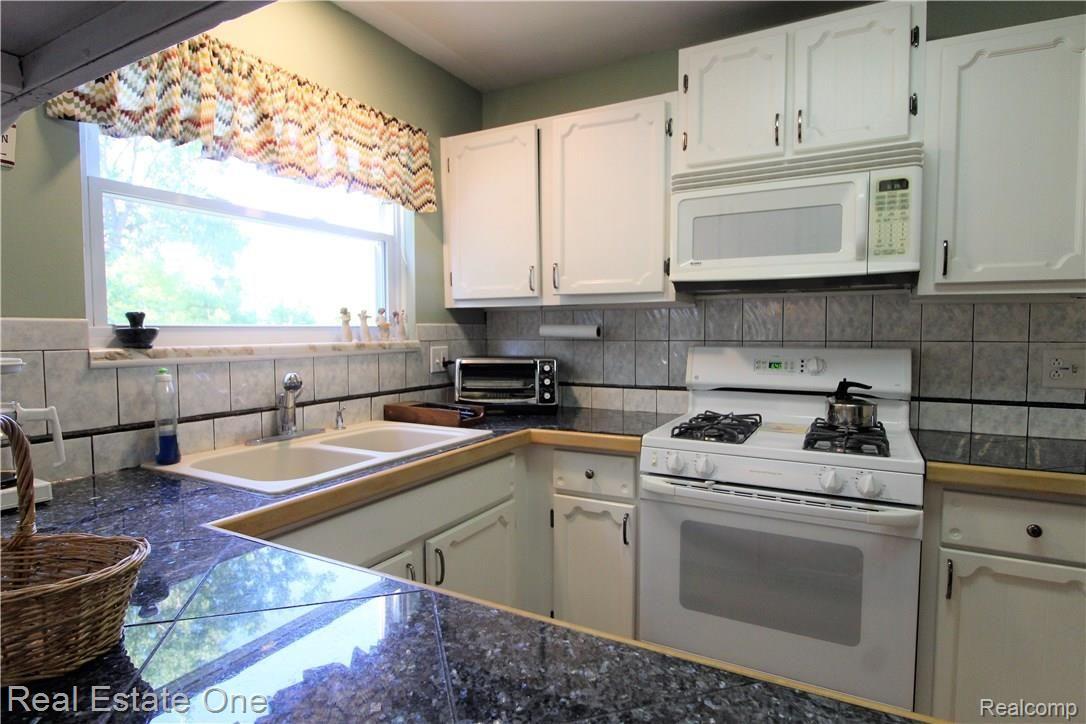 41766 Cherry Hill Road Novi, MI 48375 - Photo 6 of 34 IMG_0817 (2).JPG