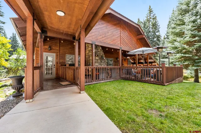 a view of a house with backyard and porch