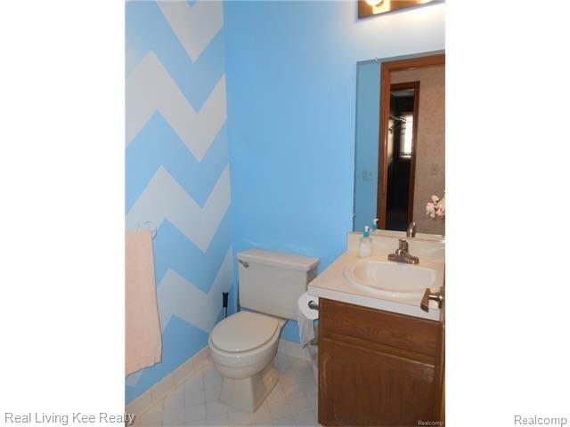 884 Snowmass Drive Rochester, MI 48309 - Photo 34 of 42 35.jpg