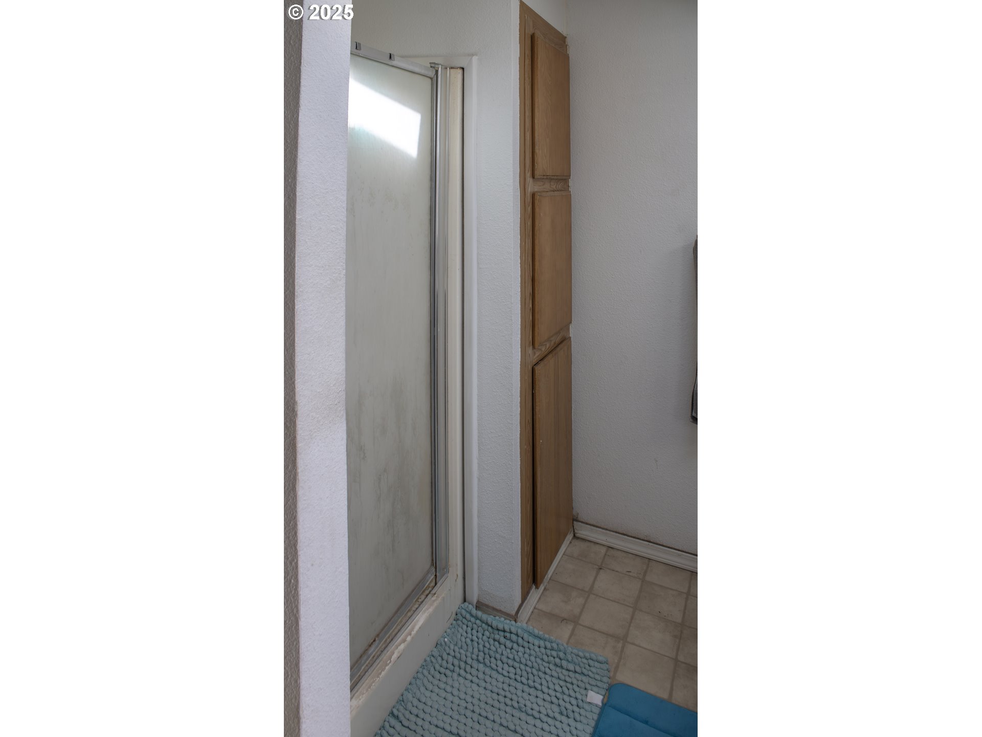 29388 Wrecking Yard Lane Hines, OR 97738 - Photo 36 of 39 a bathroom with a sink and a mirror