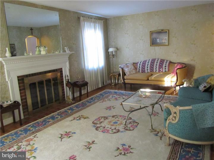 19 Dewey Road Cheltenham, PA 19012 - Photo 2 of 25 Living Room