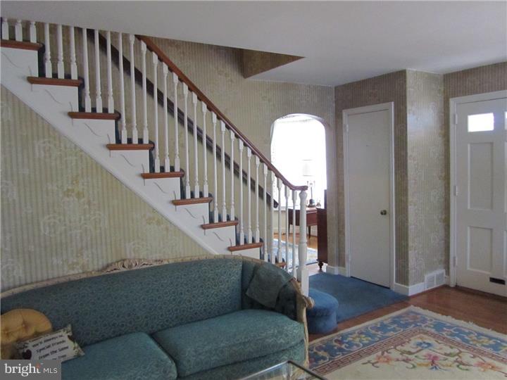 19 Dewey Road Cheltenham, PA 19012 - Photo 3 of 25 Living Room