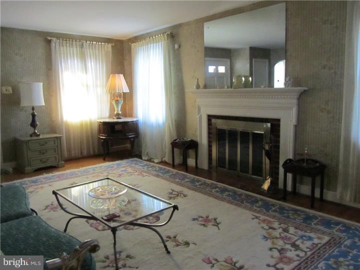 19 Dewey Road Cheltenham, PA 19012 - Photo 4 of 25 Living Room