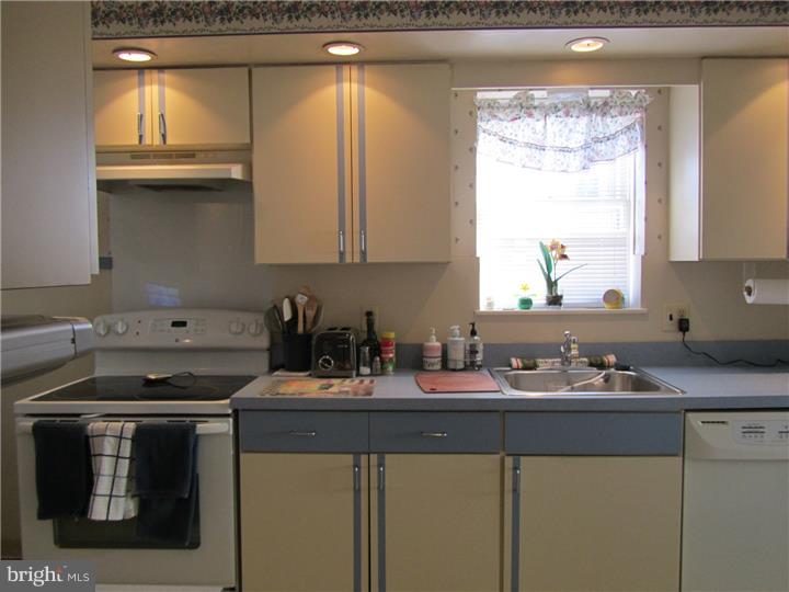 19 Dewey Road Cheltenham, PA 19012 - Photo 9 of 25 Kitchen