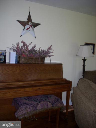 9010 Indiantown Road King George, VA 22485 - Photo 10 of 19 Living Room