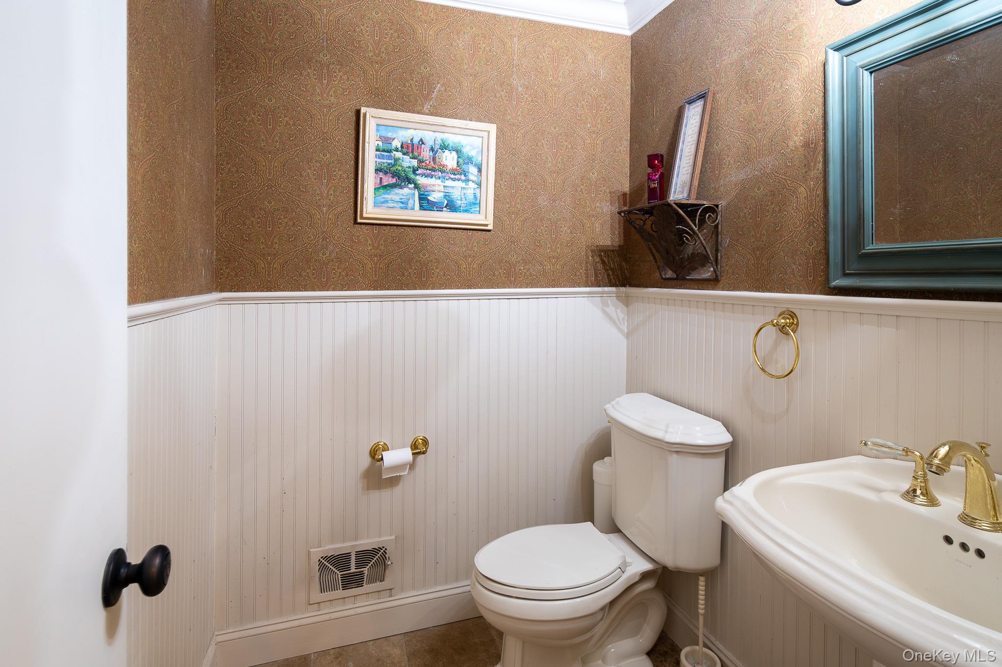 83 Edgepark Road White Plains, NY 10603 - Photo 13 of 25 a bathroom with a toilet sink and mirror