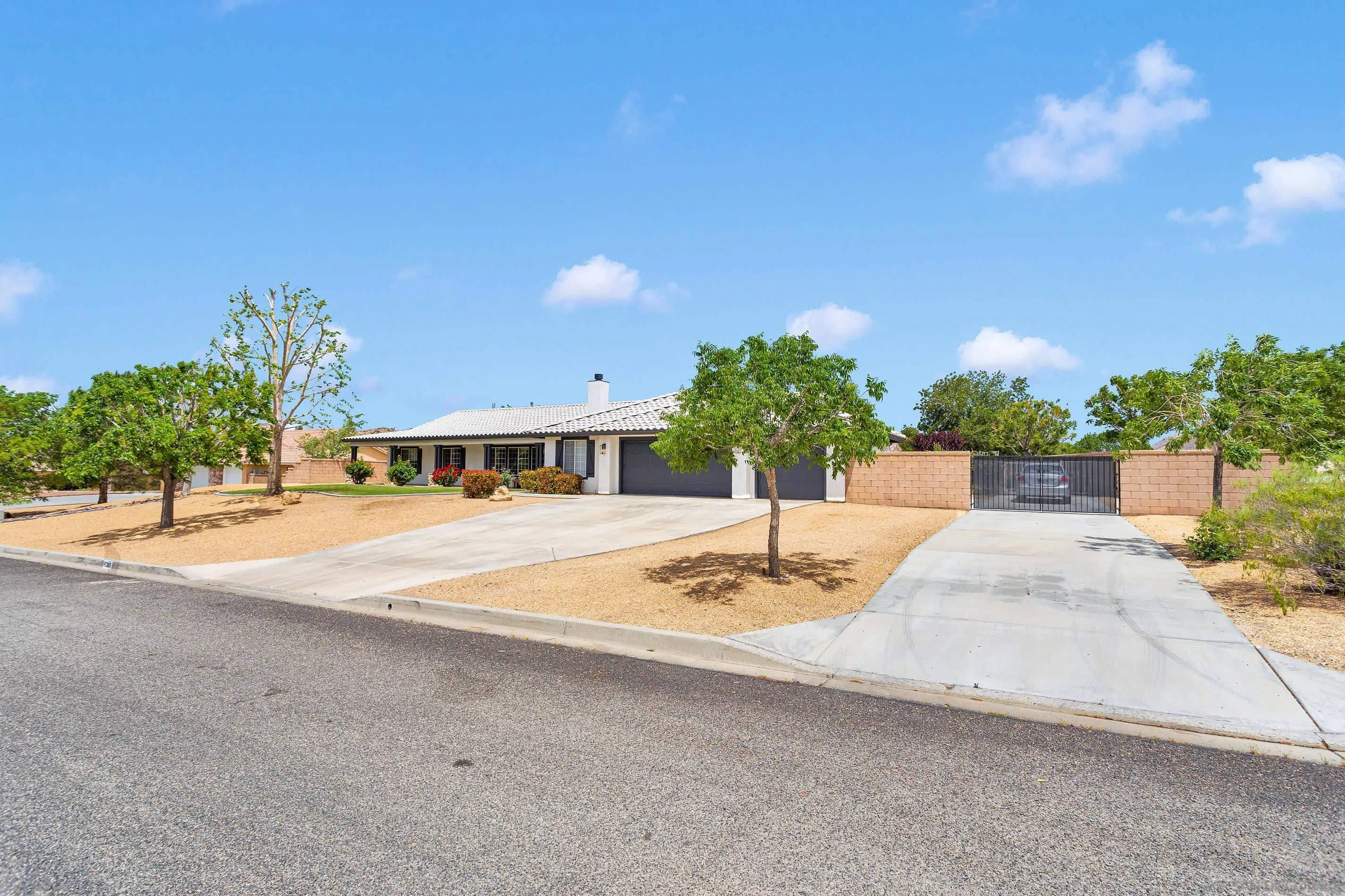 15305 Lookout Road Apple Valley, CA 92307 - Photo 4 of 52 Gallery Image 4