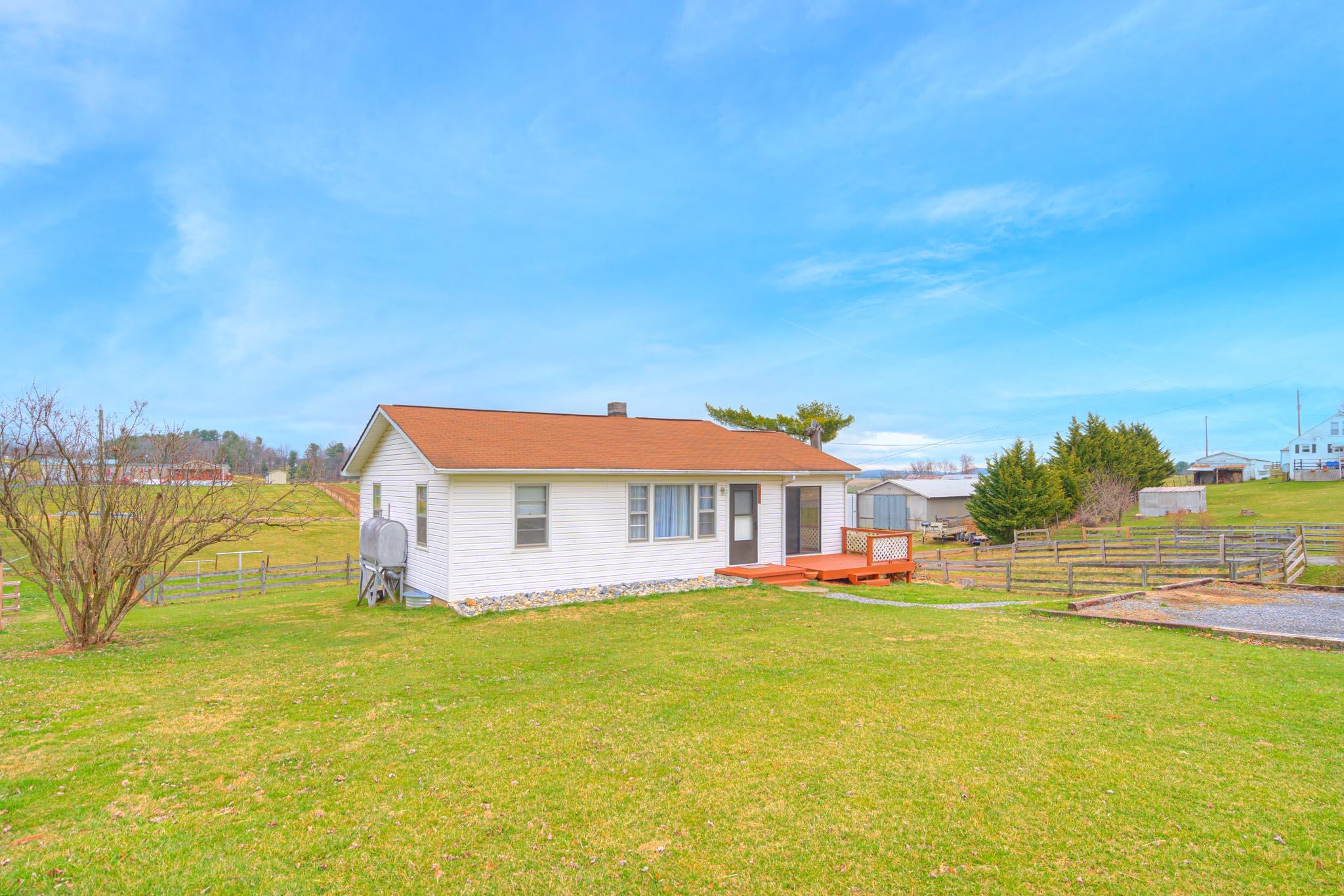 5610 Alum Spring Road Pulaski, VA 24301 - Photo 2 of 17 5610_AlumSpring_Web-2