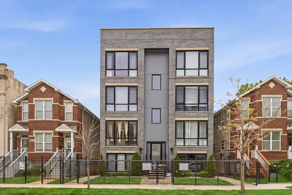 $3,200 | 2341 West Adams Street, Unit 2E, Chicago, IL 60612