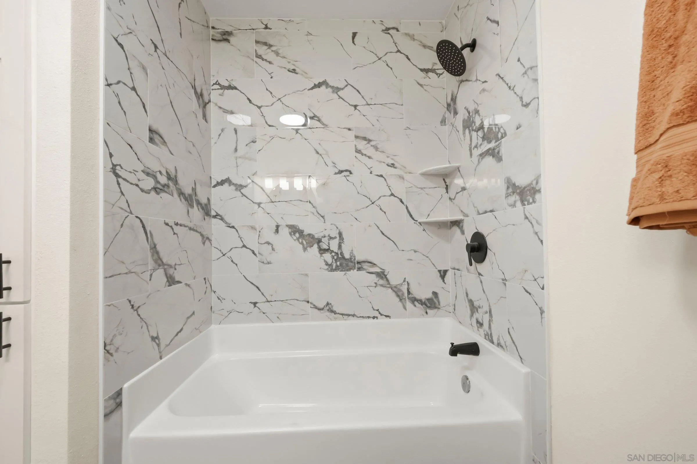 458 Ridgeway Court Spring Valley, CA 91977 - Photo 19 of 26 a bathroom with a bathtub