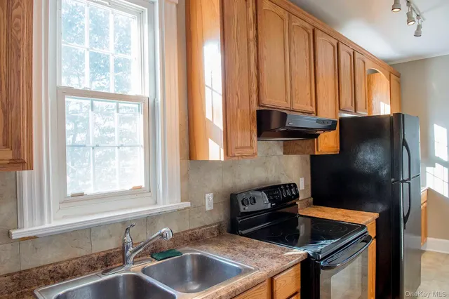 $2,800 | 3212 Franklin Avenue, Unit 2, Millbrook, NY 12545