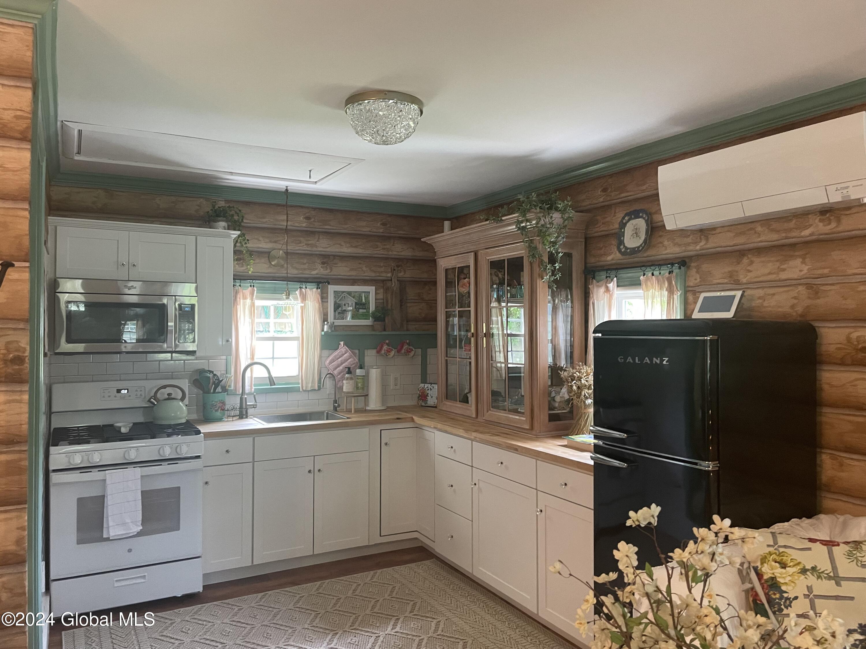 1379 Aquetuck Road New Baltimore, NY 12143 - Photo 4 of 23 IMG_6301