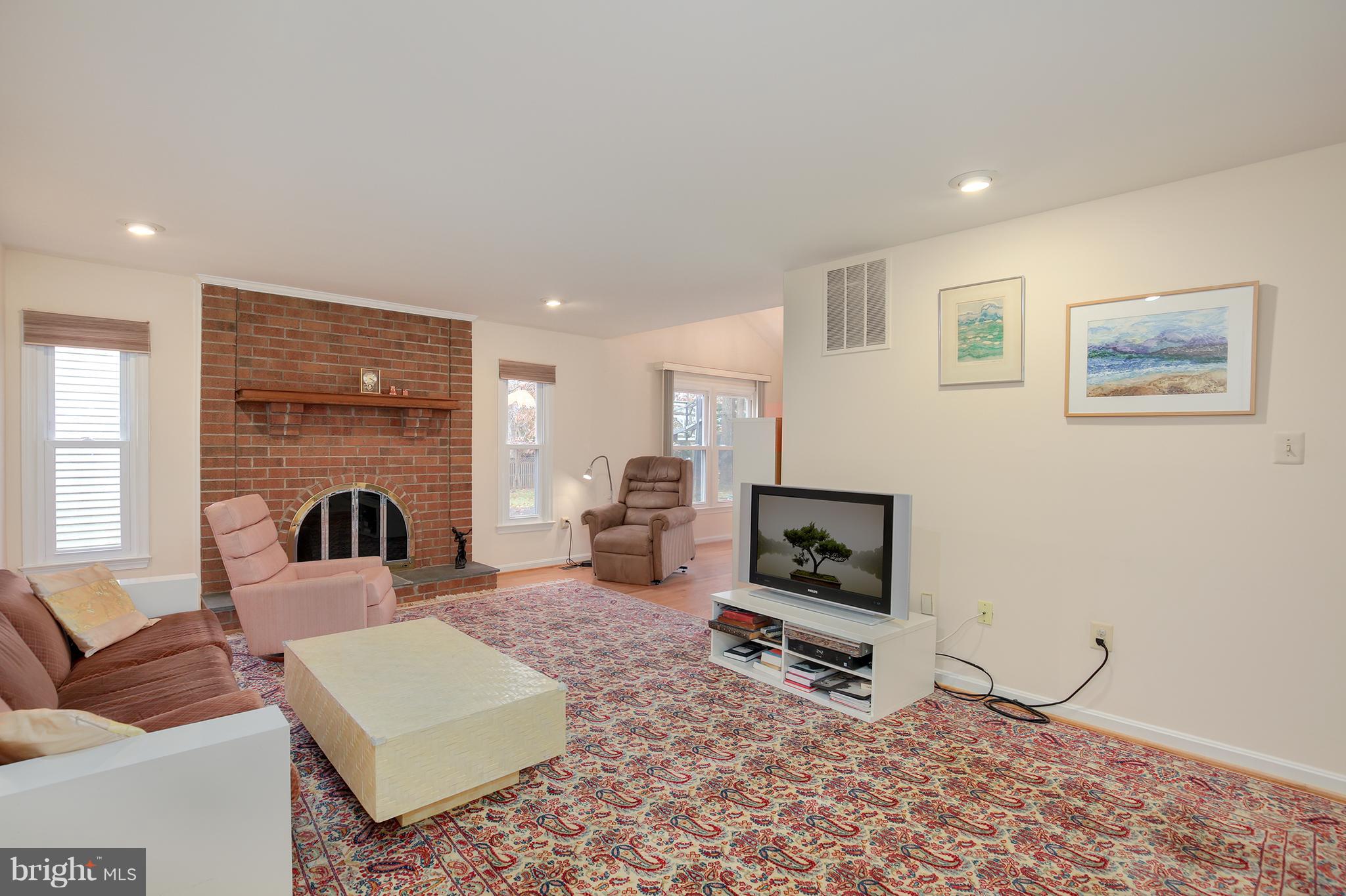 716 Kersey Road Silver Spring, MD 20902 - Photo 4 of 33 Gallery Image 4