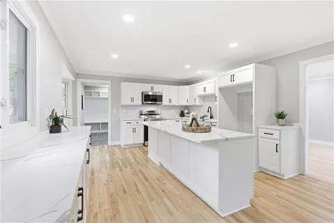 $895,000 | 2121 West 120th Street, Leawood, KS 66209