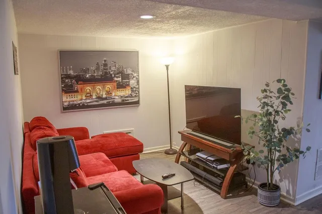 $205,000 | 5984 North Kansas Avenue, Gladstone, MO 64119