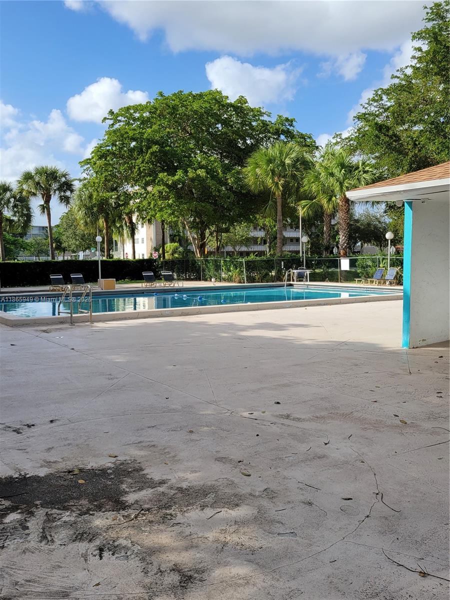 919 Hillcrest Drive, Unit 306 Hollywood, FL 33021 - Photo 29 of 30 a view of a tennis court