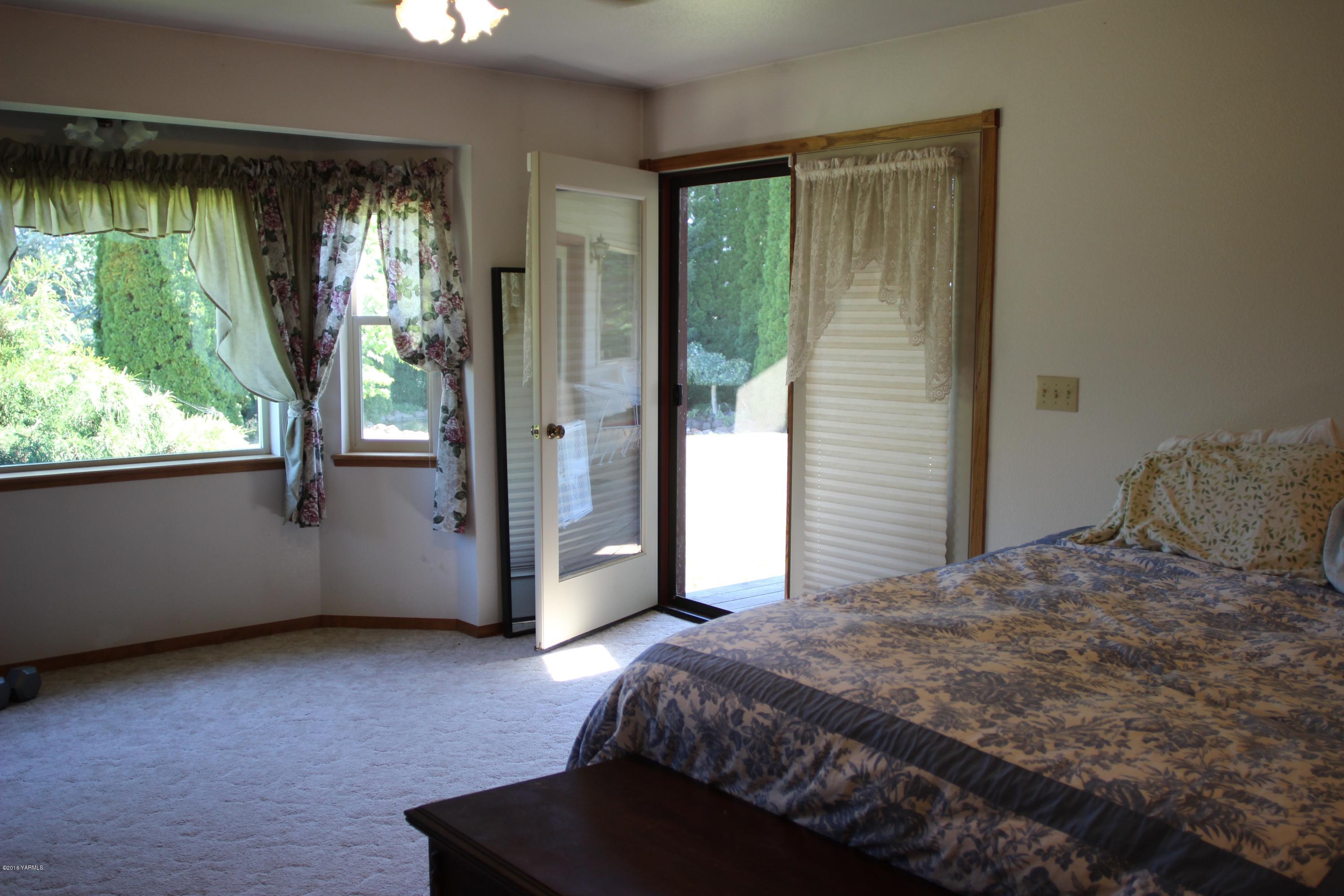 12831 Nelson Road Yakima, WA 98903 - Photo 13 of 24 a bedroom with a bed and large window