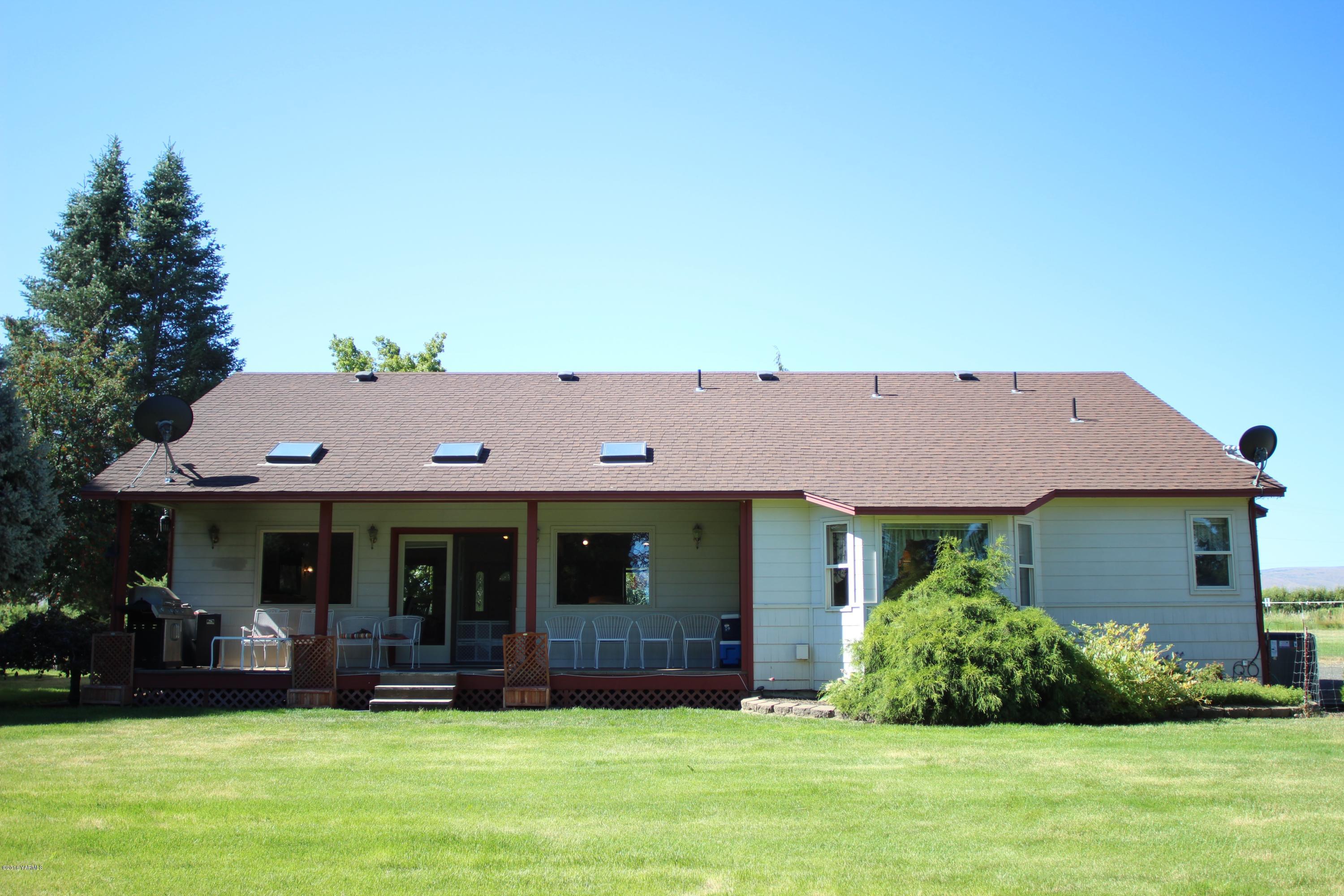 12831 Nelson Road Yakima, WA 98903 - Photo 17 of 24 a front view of a house with a yard and garage
