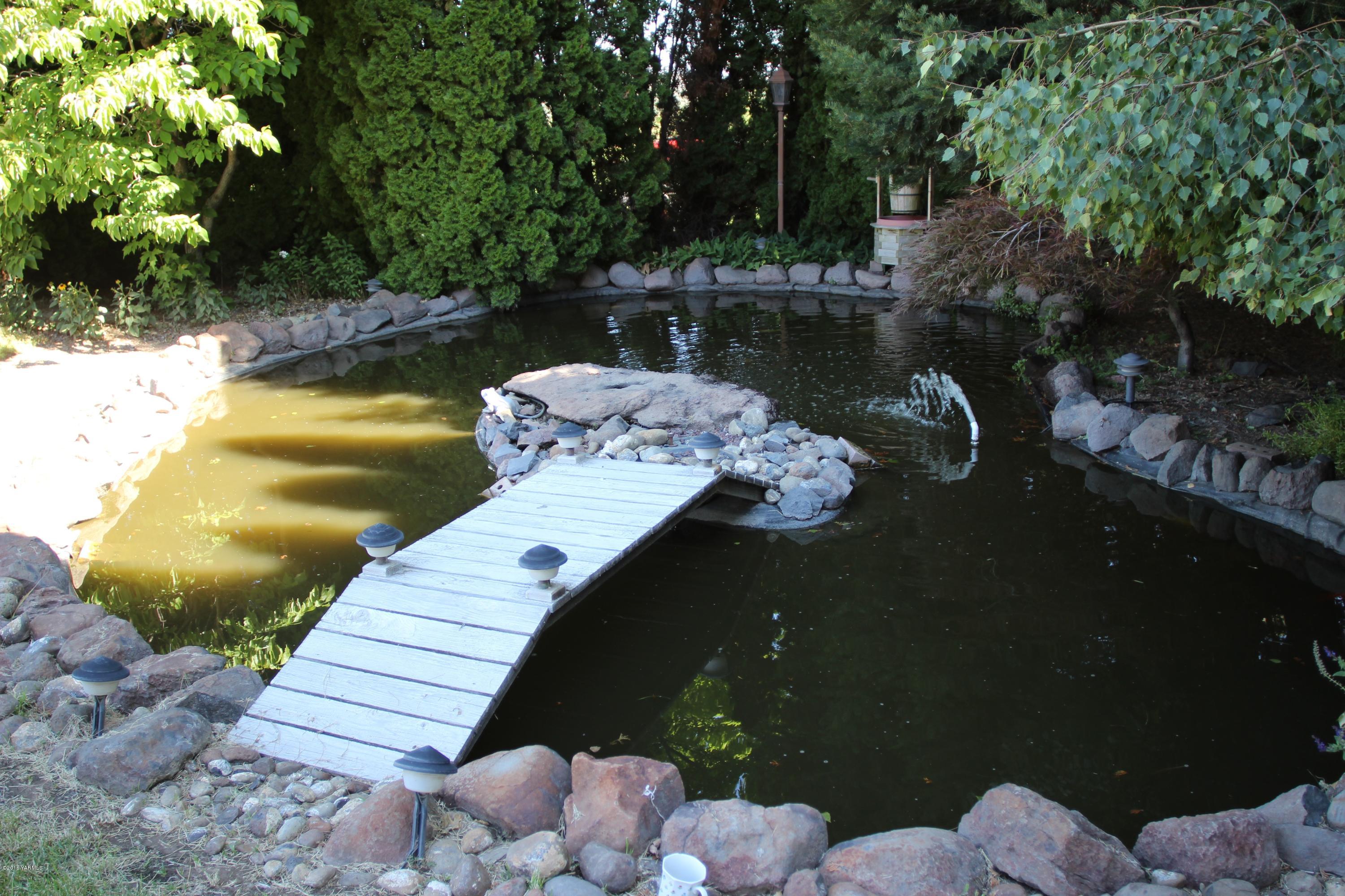 12831 Nelson Road Yakima, WA 98903 - Photo 18 of 24 a view of a lake from a balcony