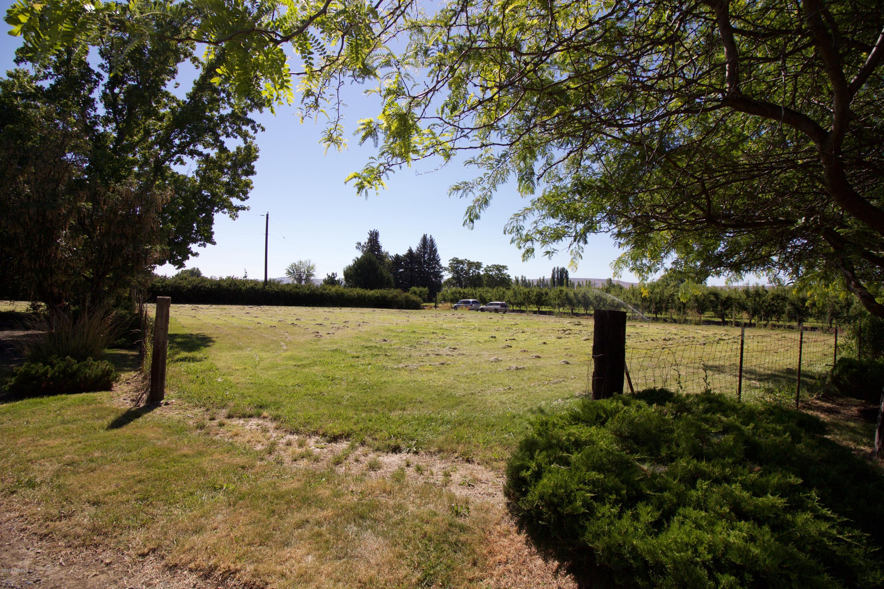 12831 Nelson Road Yakima, WA 98903 - Photo 22 of 24 a large body of water with a building in the background