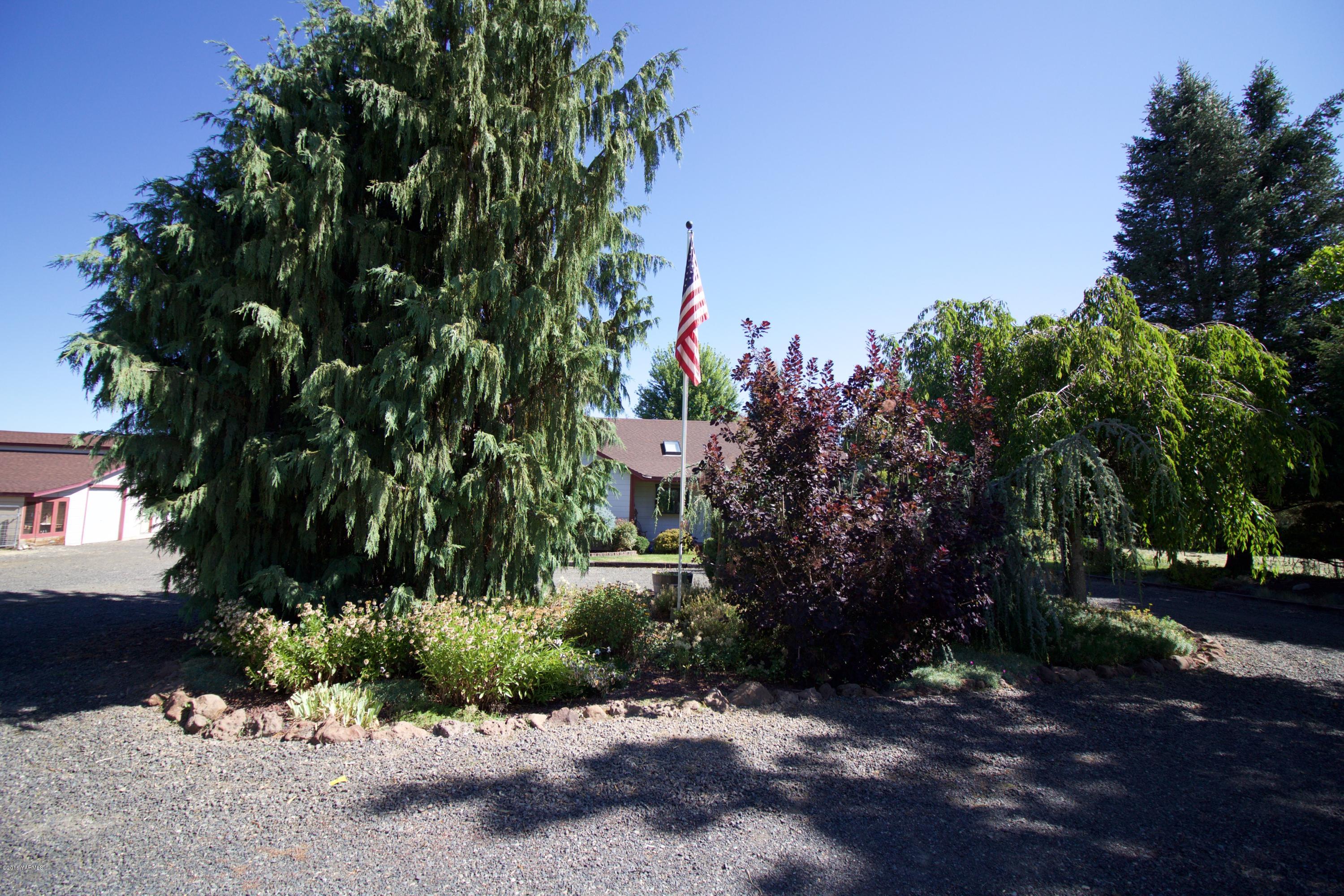 12831 Nelson Road Yakima, WA 98903 - Photo 24 of 24 a view of a garden