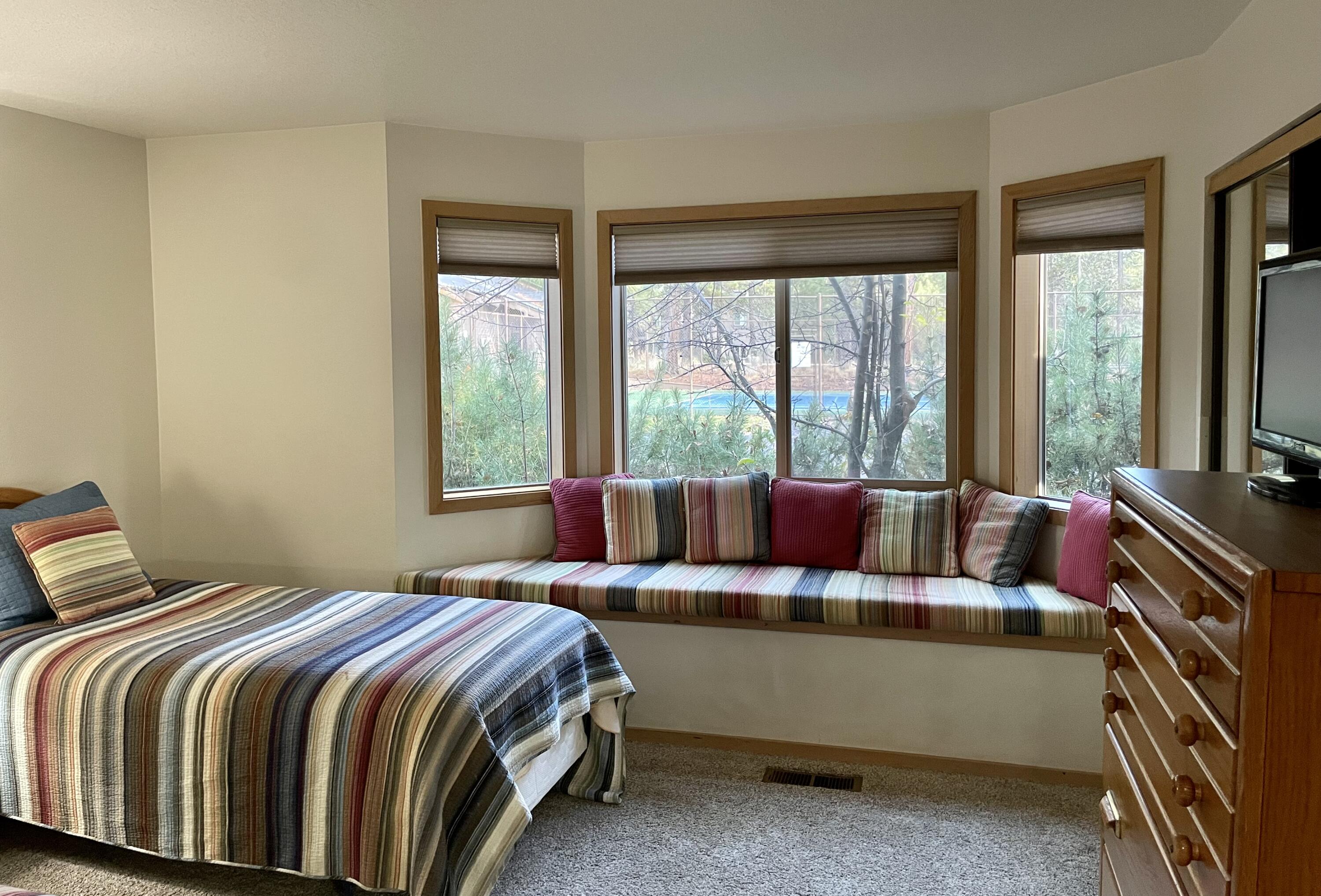 57351 Beaver Ridge Loop, Unit 19B1 Sunriver, OR 97707 - Photo 12 of 30 12-Guest Bed-R19