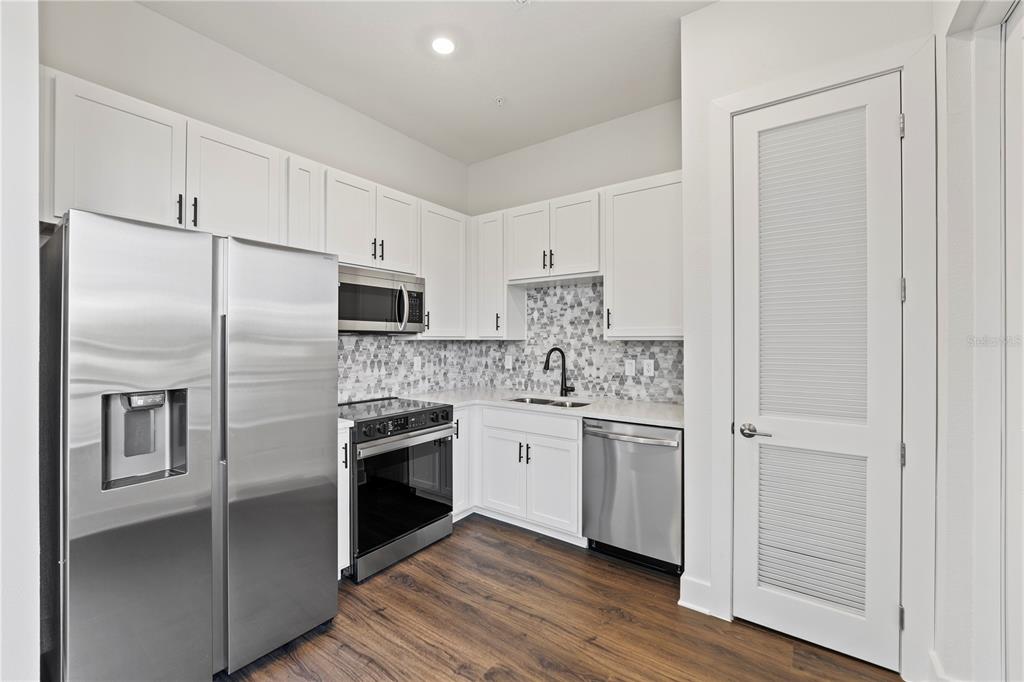 850 TETBURY Loop Oviedo, FL 32765 - Photo 3 of 24 a kitchen with stainless steel appliances a refrigerator sink and microwave